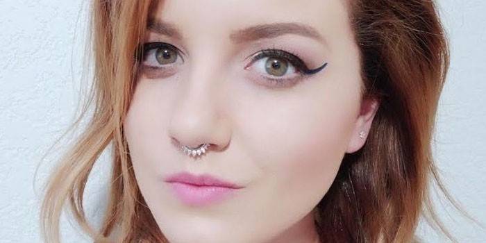 Chica con piercing en el tabique