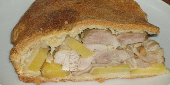Un trozo de pollo con papas