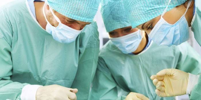 Médicos realizam uma operação