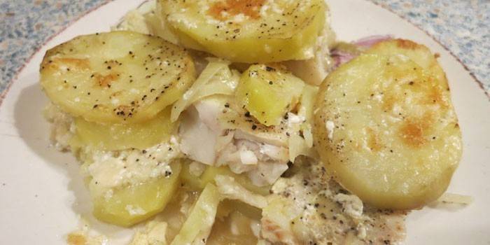 Pedaços estufados com batatas em um prato