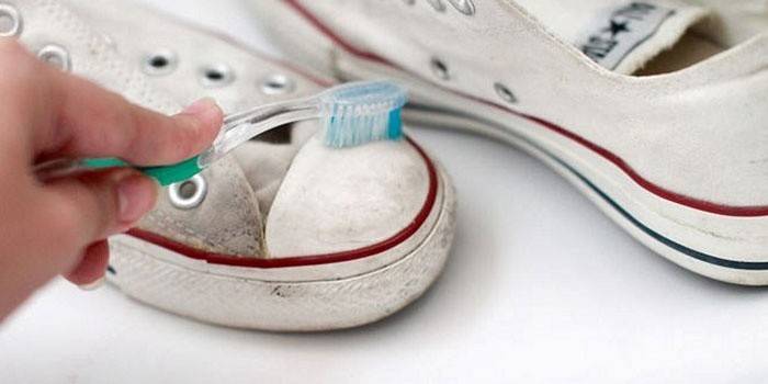 Tênis de limpeza com creme dental