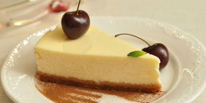 Uma fatia de cheesecake caseiro de Nova York sem fermento
