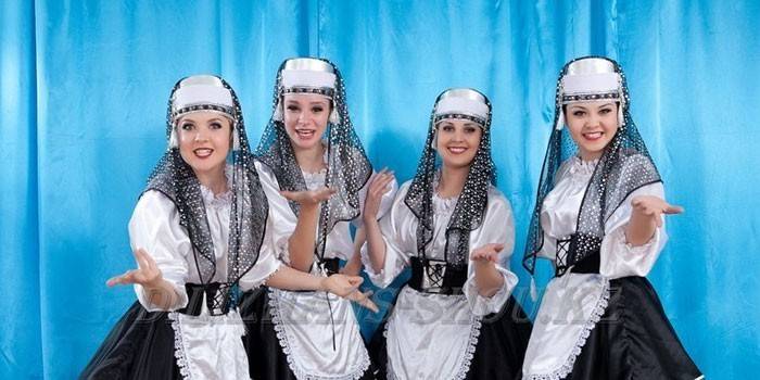 Meninas em trajes nacionais judaicos