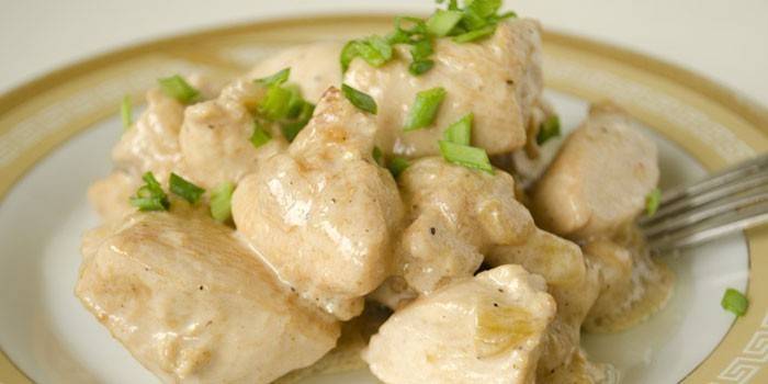Filete de pollo en rodajas en una salsa cremosa