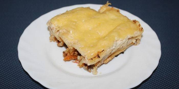 Gotowy cannelloni pod serem na talerzu