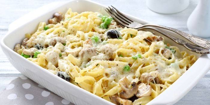 Pasta con champiñones, carne y queso.