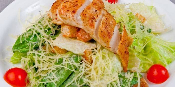 Salada de peito de frango grelhado