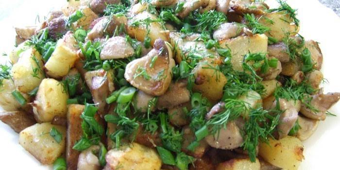 Patatas fritas con champiñones en un plato
