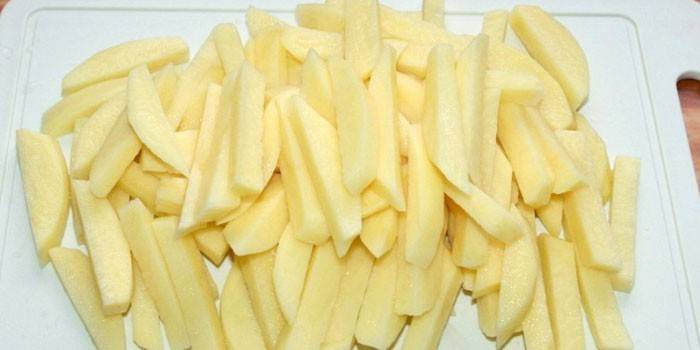 Rodajas de papas en una tabla de cortar