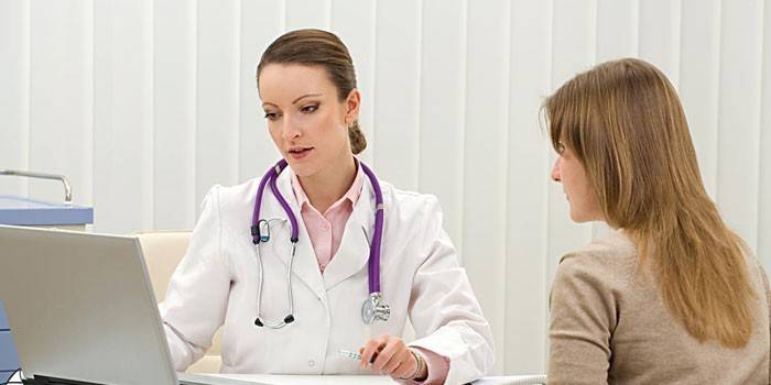 Garota na consulta do médico