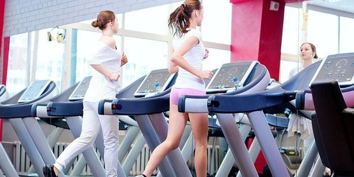 Chicas en cintas de correr