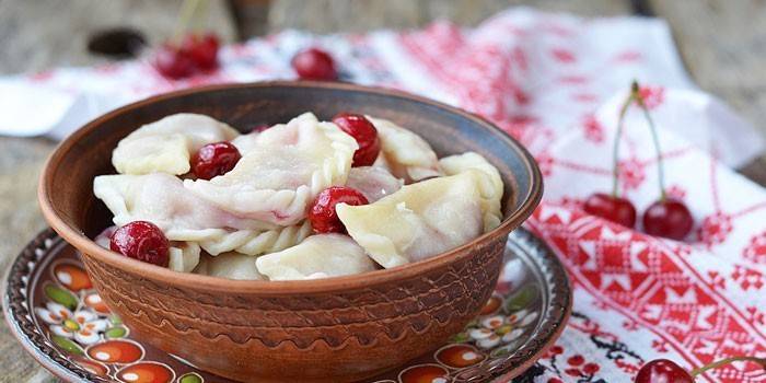 Albóndigas hervidas con cerezas en un plato