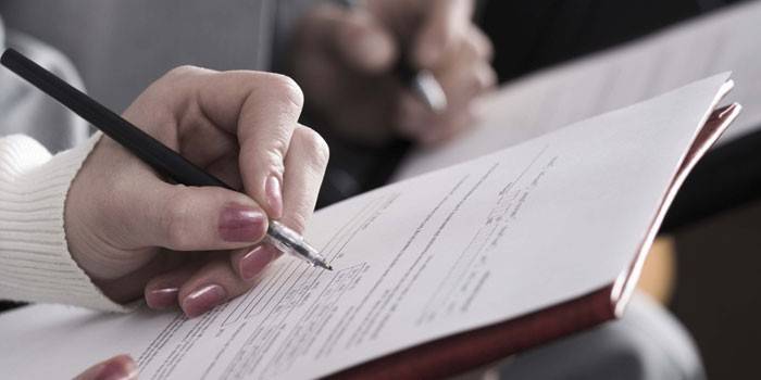 Mujer llena documentos
