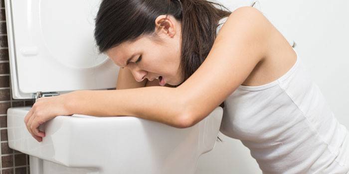 A menina vomita