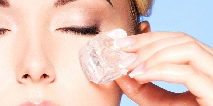 Massagem ocular com cubos de gelo