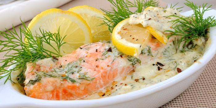 Pescado rojo al horno en salsa cremosa
