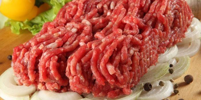 Carne picada com cebola e especiarias