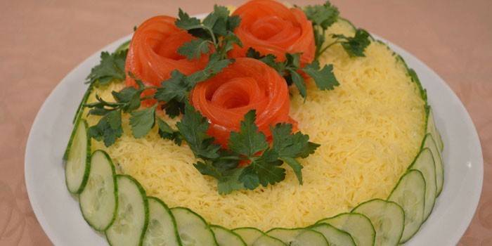 Pronto salada em um prato antes de servir