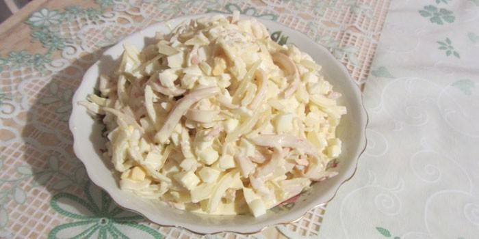 Ensalada blanca con calamares cocidos, huevos y mayonesa