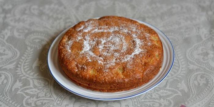 Pear Charlotte em uma bandeja