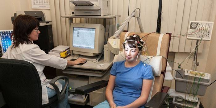 Dziewczyna przechodzi elektroencefalografię mózgu