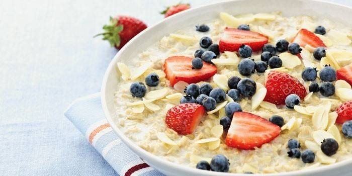 Aveia com frutas e flocos de amêndoa