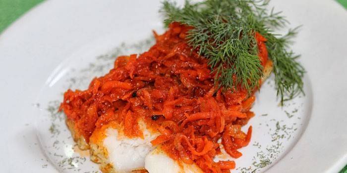 Peixe pronto sob a marinada em um prato