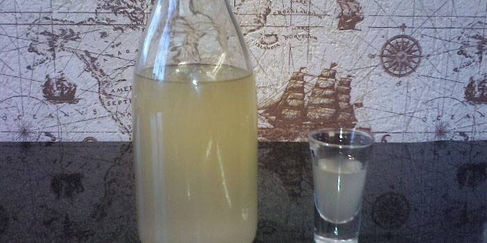 Beber en una botella y en un vaso.