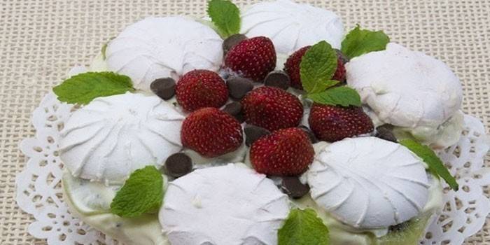 Bolo de Marshmallow com Morangos e Kiwi
