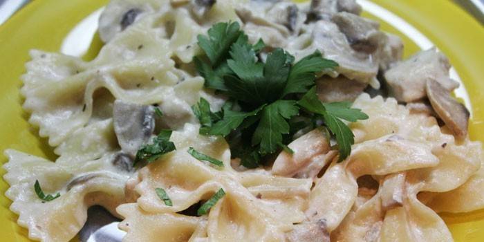 Farfalle z pieczarkami i kurczakiem w kremowym sosie