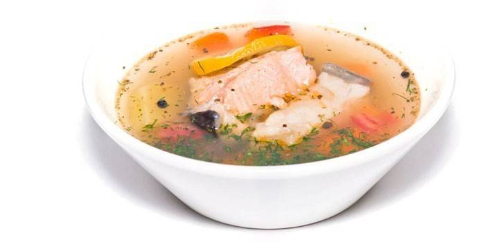 Salmón y lucioperca en un plato