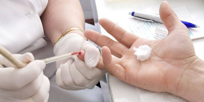 Medic leva sangue de um dedo