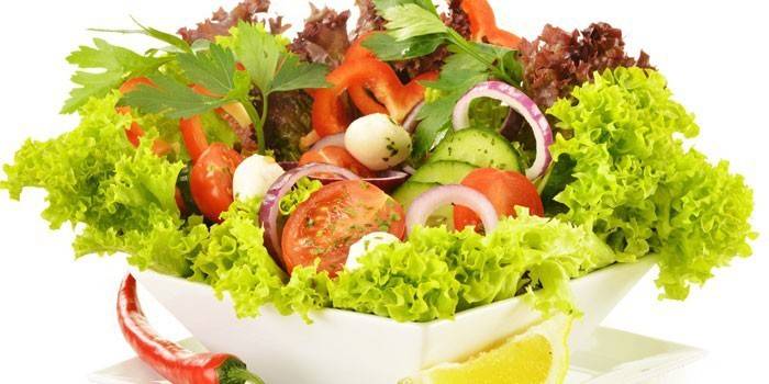 Ensalada de verduras en un plato
