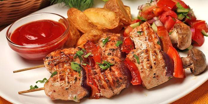 Kebab pronto com legumes e molho