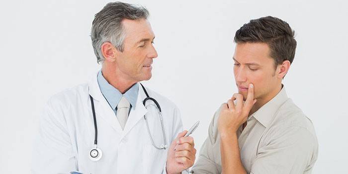Um homem consulta com um médico