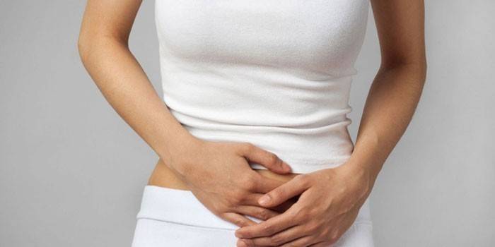 Menina cruzou os braços abaixo do abdômen