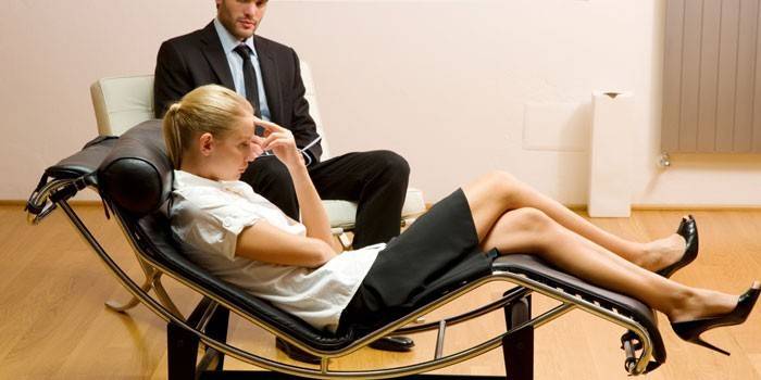 Menina na recepção de um psicólogo