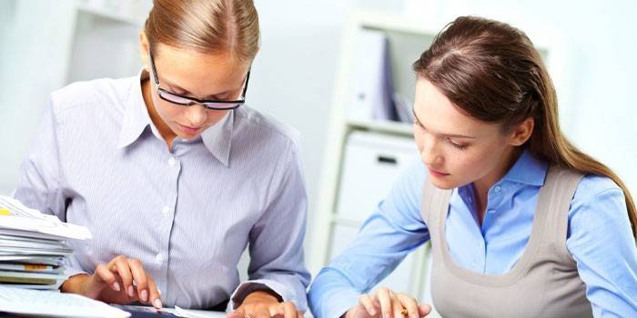 Las niñas trabajan con documentos.