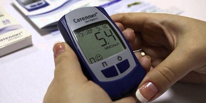 Medidor de glicose no sangue nas mãos