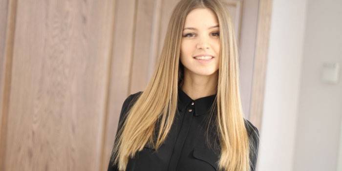Chica con bronceado en cabello rubio