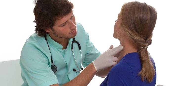 Garota na consulta do médico
