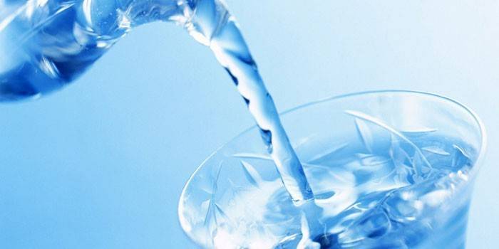 El agua se vierte en un vaso