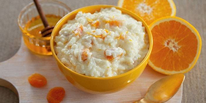 Gachas de arroz con ralladura en un plato
