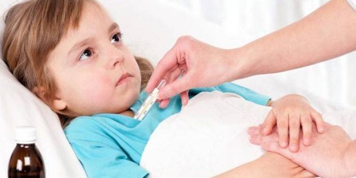 La niña mide temperatura