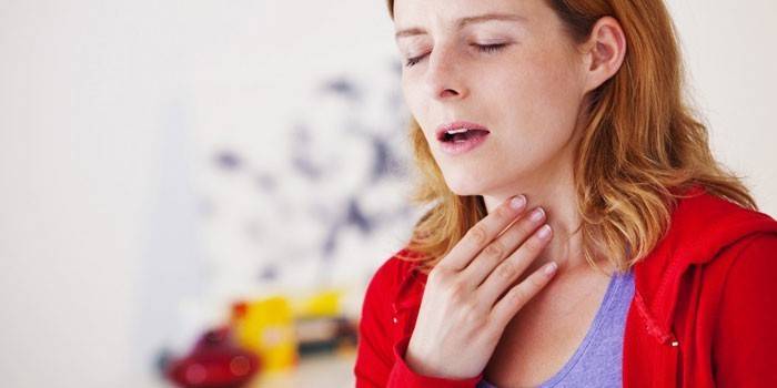 La niña tiene dolor de garganta.