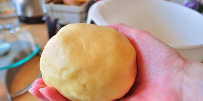 Bola de massa na mão