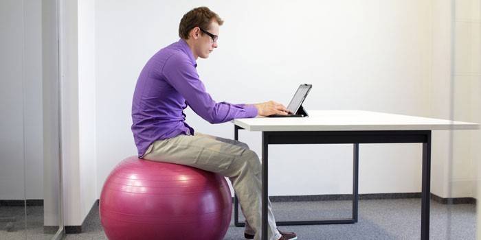 Fitball em vez de uma cadeira
