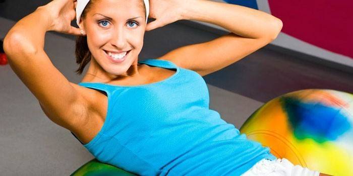 Chica sacude la prensa sobre fitball