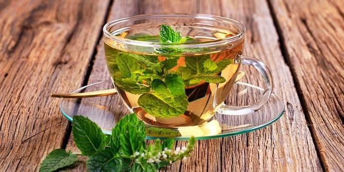 Té de menta en una taza