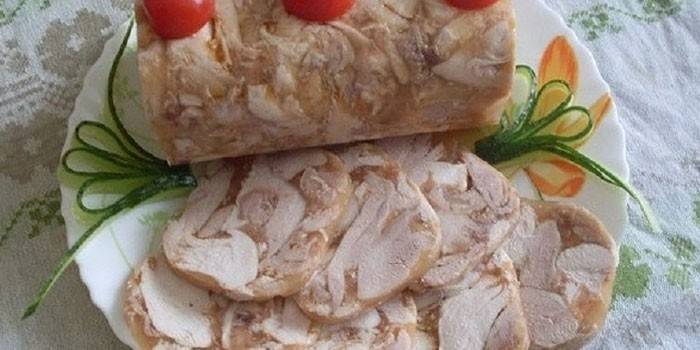Rollo de pollo cocinado en una botella